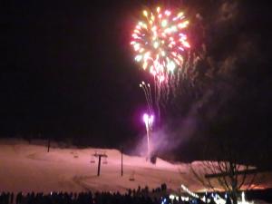 雪上花火打ち上げ　小型カラフル（写真）