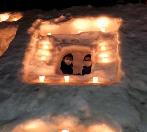 雪像に入る子供たち（写真）