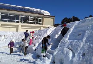 雪像作りの様子（写真）