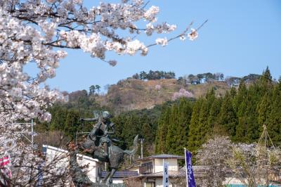 埋蔵文化財センターの謙信公像（写真）