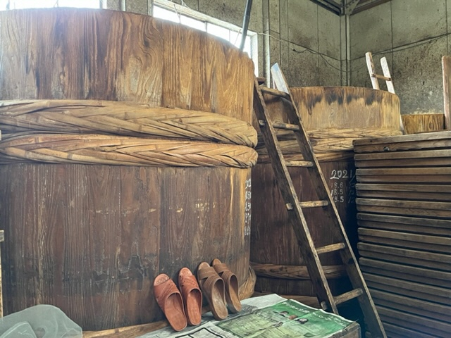 高野醬油味噌醸造店の味噌樽の画像