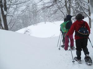 六夜山山頂で休息中の写真