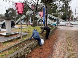 花壇北側の除草作業の様子（写真）