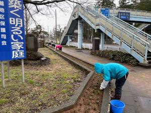 花壇西側の除草作業の様子（写真）