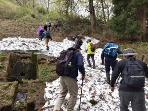 丈ヶ山登山口の様子。まだ雪があります（写真）