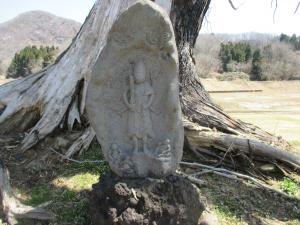 石仏に彫られた三猿の写真