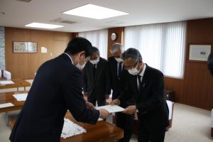 議長が市長へ提言書を手交する様子(写真)