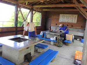 バーベキュー小屋の清掃作業（写真）