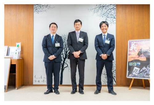 柿崎区東横山集落・板倉区寺野地区地域おこし協力隊隊員への辞令交付写真