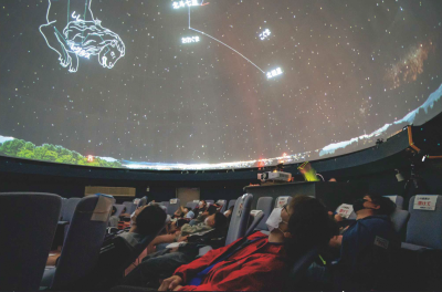 デジタルプラネタリウムを観ている観客（写真）