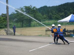 小型ポンプ操法（放水・筒先）（写真）