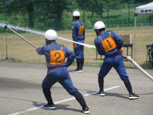 小型ポンプ操法（放水・筒先）（写真）