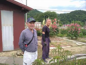 花を育てている齋木さんと伊藤さん（写真）