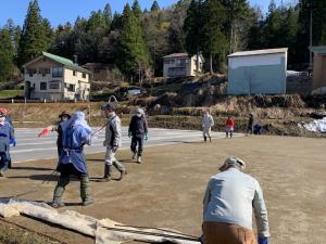 苗箱伏せ作業　事前準備の様子（写真）