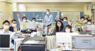 スポーツ推進課の皆さんと（写真）