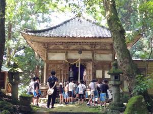 岩屋堂観音堂の見学の様子（写真）