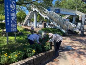 花壇北側の作業の様子（写真）