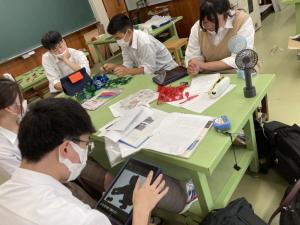 高校生が影絵について検討している様子（写真）