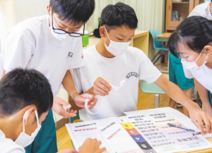 中郷中学校でのマイタイムライン作成の様子(写真)