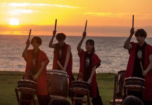 夕陽イベントでの太鼓の演奏（写真）