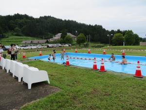 プールで遊ぶ様子（写真）