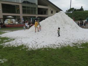 真夏に高さ5メートルの雪山出現（写真）