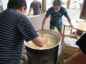 300食の豚汁振る舞い　大鍋の写真