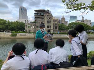 平和記念公園　ガイドの様子（写真）