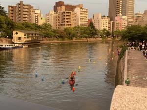 夕方の灯ろう流しの様子（写真）