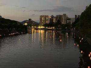 夜の灯ろう流しの様子（写真）