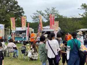 キッチンカーなどが出店している「青空市場」の様子（写真）