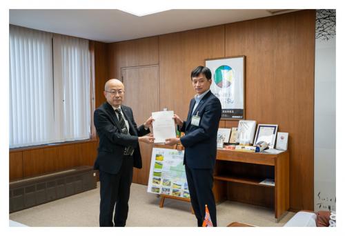 上越市総合計画審議会による第7次総合計画（案）の中間答申(写真)