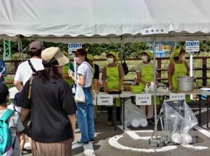 販売している様子（写真）