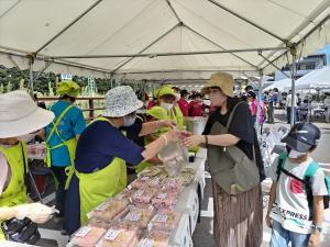 赤飯を手渡す様子（写真）