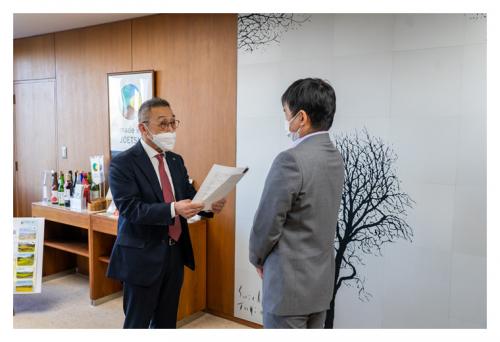 上越市ハイヤー協会からの要望書の受領(写真)