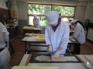 そばの生地を切る作業の写真