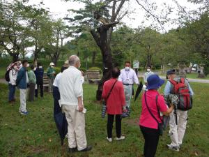 村松公園管理人から公園の説明を受ける参加者の様子（写真）