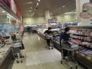 スーパーでの買い物の様子（写真）