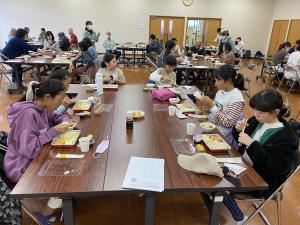 清里産品を使用した昼食会の様子（写真）