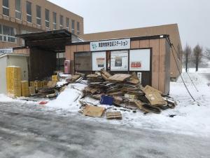 ステーションへの屋外放置の様子(山積みの段ボール)(写真)