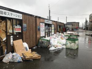 入りきらない資源物の屋外放置の様子(写真)