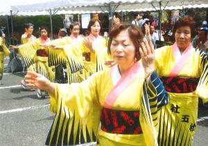 大潟町八社五社　踊り手　写真