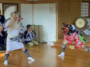 飯室神楽　獅子と天狗の舞の様子　写真