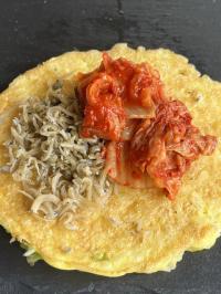 ご飯で作るお好み焼き（キムチのせ）（料理写真）