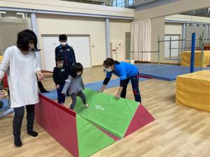 ソフト遊具での運動遊び（写真）