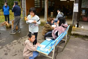 餅を食べる子供たちの様子（写真）