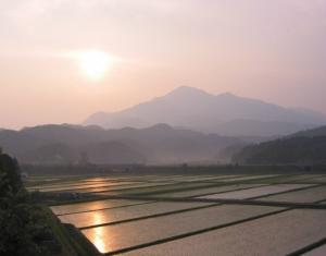 明け方に見える米山の写真