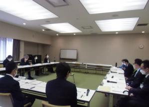 検証委員会（委員紹介）の様子（写真）