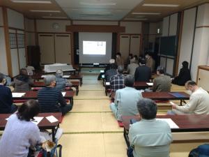 生徒さんが町内会へ報告している様子の写真