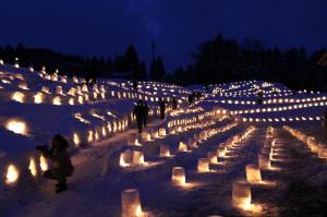 六夜山荘（安塚区細野）一面の灯（写真）